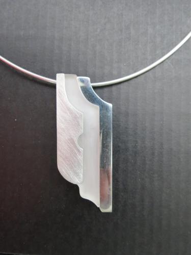 Collier argent et plexi