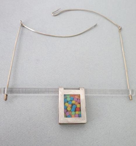 Collier argent, gomme et plexi