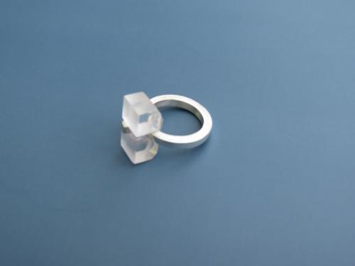 Bague argent et plexi.
